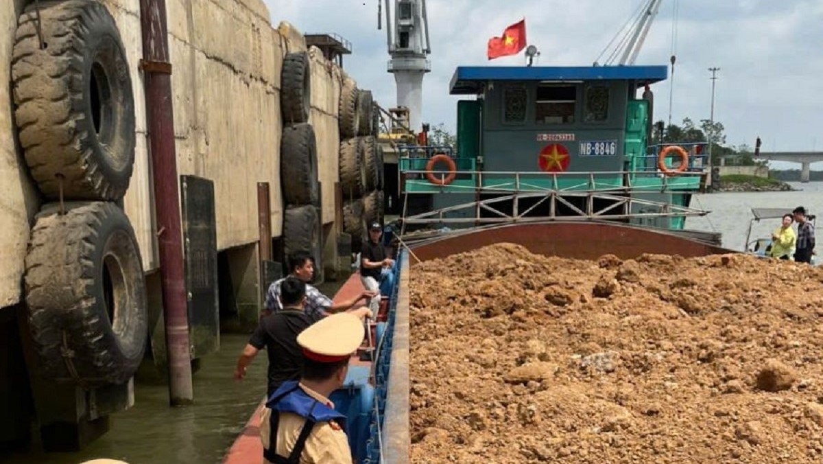 Phát hiện tàu chuyển 700 m³ đất “không giấy tờ” trên sông Hồng tại Ninh Bình